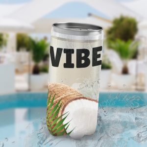 Une canette de boisson VIBE de couleur blanche, posée sur un glaçon et avec une piscine de luxe en arrière-plan. L'étiquette de la canette est ornée d'une noix de coco coupée en deux et d'une feuille de palmier. L'inscription VIBE est en gros caractères noirs. C'est une maquette publicitaire.