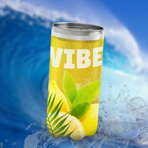 Une canette de boisson VIBE de couleur jaune, sur un glaçon avec une vague et de l'eau qui éclabousse en arrière-plan. L'étiquette comporte des tranches de citron et des feuilles de menthe. L'inscription VIBE est en gros caractères blancs. C'est une maquette publicitaire.