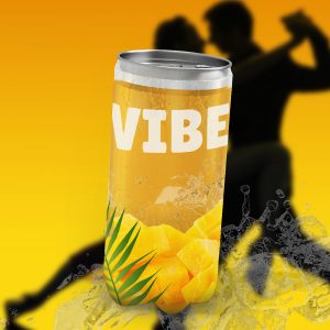 Une canette de boisson VIBE de couleur jaune, posée sur un glaçon. L'étiquette comporte des feuilles de palmier et des dés de mangue. En arrière-plan, deux silhouettes dansent sur un coucher de soleil. C'est une maquette publicitaire.