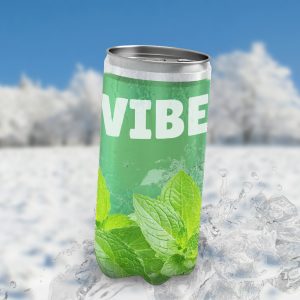 Une seule canette de boisson VIBE sur un glaçon, avec un arrière-plan flou de champs enneigés et d'arbres. La canette est verte, avec l'inscription VIBE en gros caractères blancs et des feuilles de menthe. C'est une maquette publicitaire.