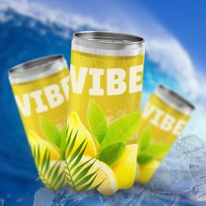 Trois canettes de boisson VIBE de couleur jaune, sur fond de grandes vagues et d'éclaboussures. Les canettes, posées sur des glaçons, portent des tranches de citron et des feuilles de palmier. C'est une maquette publicitaire.