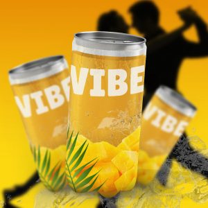 Trois canettes de boisson VIBE de couleur jaune, avec de la mangue et des feuilles de palmier sur l'étiquette. En arrière-plan, on aperçoit deux silhouettes dansantes sur un coucher de soleil. Les canettes, qui sont présentées comme un produit festif, sont posées sur des glaçons.