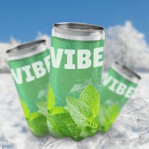 Trois canettes de boisson VIBE sur un fond de glace et de neige, et entourées de feuilles de menthe. Les canettes sont vertes, avec le nom du produit VIBE en gros caractères blancs. C'est une maquette publicitaire.