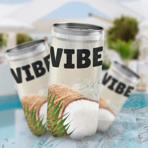 Trois canettes de boisson VIBE de couleur blanche, posées sur des glaçons et avec un fond flou de piscine. L'étiquette est ornée d'une noix de coco coupée en deux et d'une feuille de palmier. C'est une maquette publicitaire.
