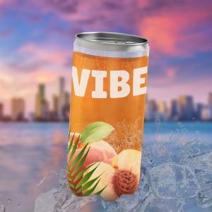 Une seule canette de boisson VIBE, orange, posée sur un glaçon avec un coucher de soleil et un océan en arrière-plan. La canette est ornée de feuilles de palmier et de pêches, avec l'inscription VIBE en gros caractères blancs. L'image est une maquette publicitaire.
