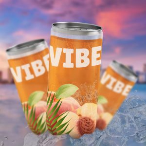 Trois canettes de boisson VIBE, sur fond de coucher de soleil et d'océan, et entourées de glaçons. Chaque canette est orange et porte l'inscription VIBE en gros caractères blancs. L'étiquette est ornée de feuilles de palmier et de pêches. L'image est une maquette publicitaire.
